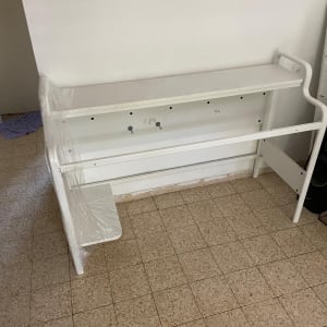 רהיט עטוף בניילון מוכן להובלה