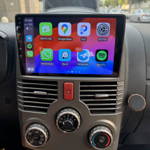 מסך מגע ברכב עם אפליקציות ניווט ומוזיקה