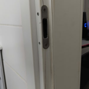 מנעול בדלת עץ עם סדק במסגרת