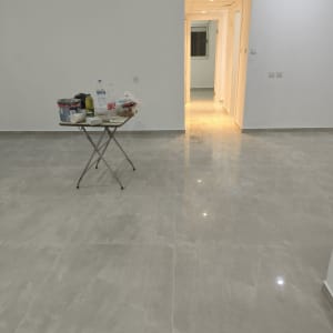 שולחן עם כלי עבודה וחומרי בנייה בחדר ריק