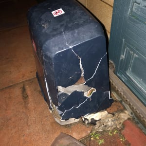 מנוע שער חשמלי שבור עם חוטים חשופים