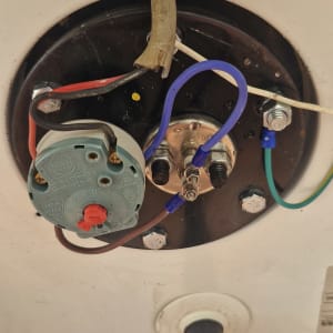 חיבורים חשמליים עם חוטים צבעוניים ומחברים