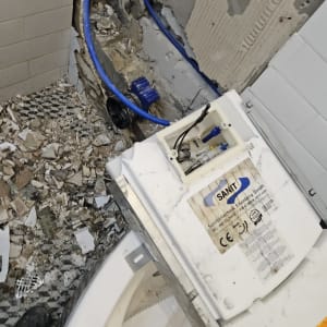 צינור כחול, קיר שבור, חלקי אסלה