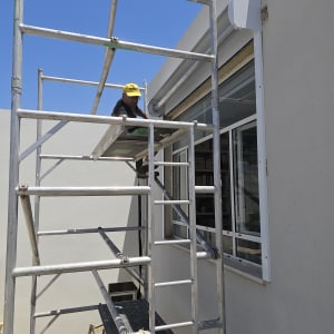 פיגום אלומיניום ליד חלון בניין