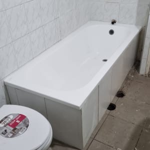 אמבטיה ושירותים בחדר רחצה