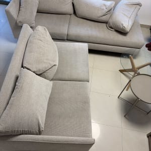 ספות בהירות בחדר, ללא אנשים או טקסט.