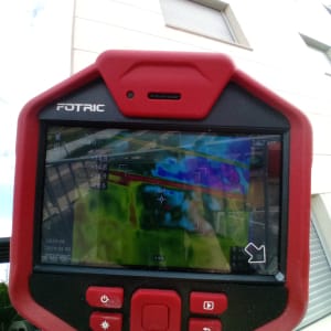 מצלמה תרמית מציגה תמונה צבעונית על מסך