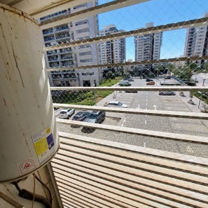 רשת מתכת למניעת כניסת יונים על מרפסת