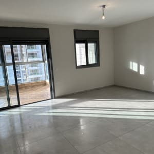 חדר ריק עם רצפה נקייה ומבריקה