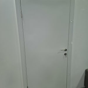 דלת לבנה עם ידית ומנעול