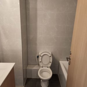 חדר אמבטיה עם אסלה פתוחה, כיור ואמבטיה