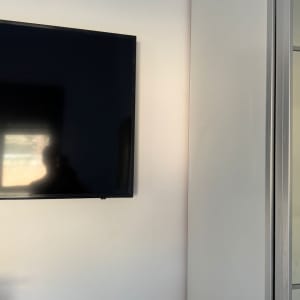 טלוויזיה מותקנת על קיר לבן