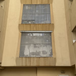 בניין עם חלונות תריסים חיצוניים