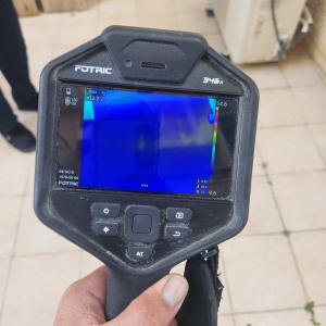 מצלמה תרמית מציגה תמונה עם מדידת טמפרטורה