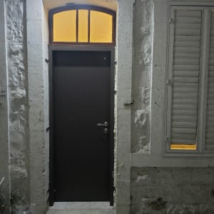 דלת שחורה עם חלון עליון מואר