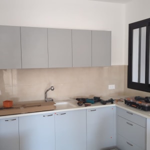 מטבח עם ארונות אפורים, כלים על השיש