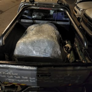 משאית עם חפצים עטופים בניילון בחניון