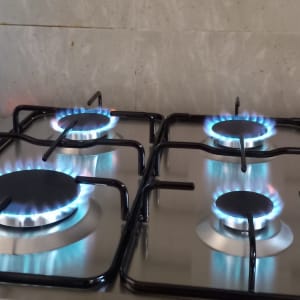 כיריים גז עם להבות כחולות במטבח