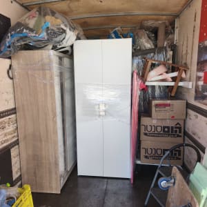 תכולת משאית עם רהיטים וארגזים למעבר דירה