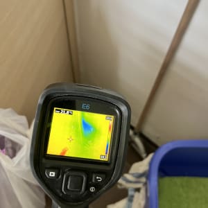 מד חום תרמי מציג אזור קר על המסך