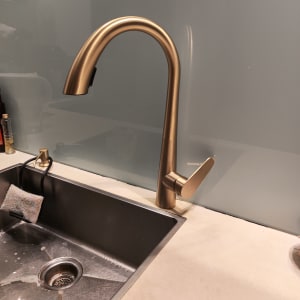 ברז זהב מעל כיור נירוסטה במטבח