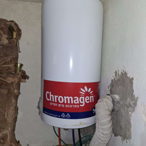 דוד שמש מותקן עם צינורות וחיבורים