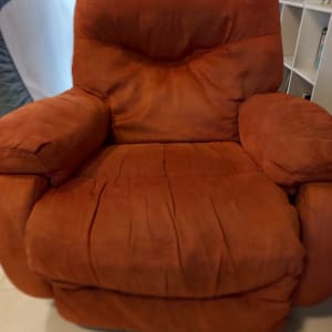 כורסה כתומה עם קמטים בבד