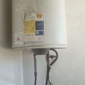 דוד שמש עם מדבקה טכנית על הקיר