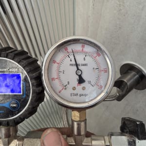 מד לחץ מים עם יד מחזיקה, בדיקת נזילות