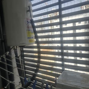 דוד שמש ומתקן כביסה במרפסת עם רשת הגנה
