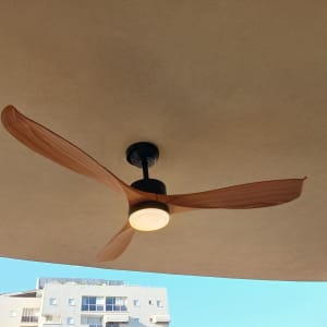 מאוורר תקרה עם תאורה מותקן על תקרה