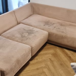 ספה עם כתמים לפני ניקוי