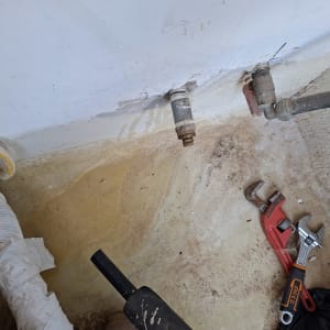 כלים וצינורות ליד קיר עם חיבורים