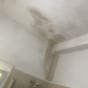 תקרה עם סימני רטיבות ותיקון טיח