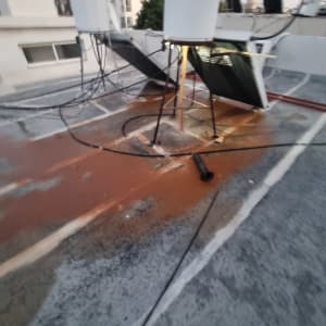 מערכת חימום סולארית על גג עם צינורות וחיבורים חשמליים