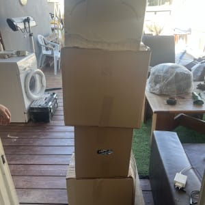 ארגזים על עגלת הובלה במרפסת