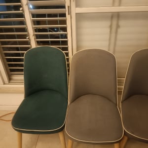 שלושה כיסאות ליד חלון עם תריסים