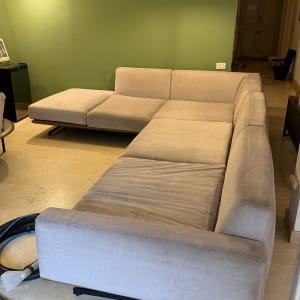 ספה גדולה בחדר עם קיר ירוק