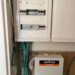 לוח חשמל עם מפסקים וחוטים ירוקים