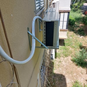 יחידת מיזוג אוויר מותקנת על קיר חיצוני של בניין