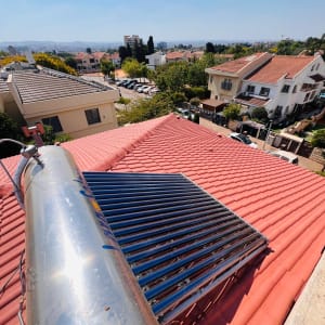 מערכת סולארית על גג רעפים אדום בשכונה