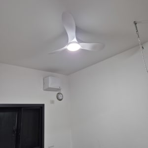 מאוורר תקרה עם תאורה בחדר