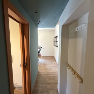 מסדרון עם קירות צבועים ותקרה כחולה