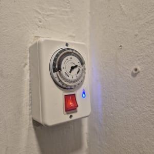 שעון טיימר עם מתג על קיר