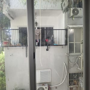 זכוכית שקופה מותקנת במסגרת אלומיניום של חלון ביתי