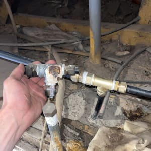עבודות תיקון והחלפת צנרת מים פגומה וחלודה