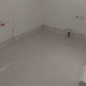 חדר עם קירות צבועים ורצפה מוכנה לריצוף