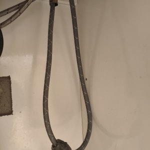צינור גמיש ומשקולת של ברז נשלף מתחת לכיור