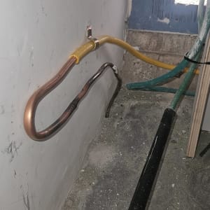 צינורות נחושת וגז מחוברים לקיר