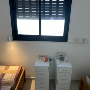 שקע חשמל ומתג על קיר ליד מנורה